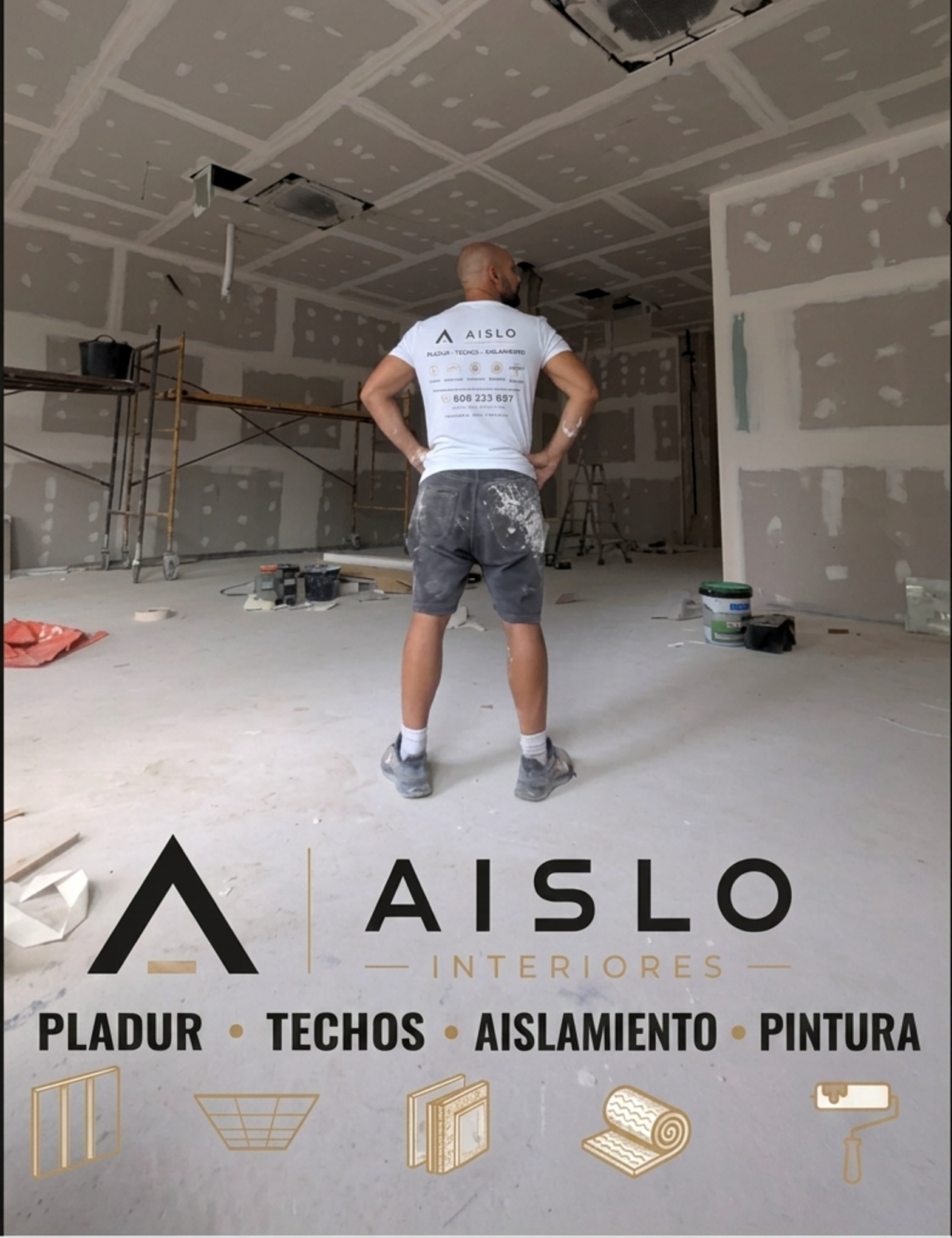 Rubén Adolfo Carmona en obra ante un techo de pladur tratado