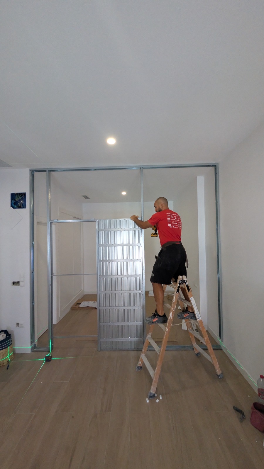 Montaje de tabique de pladur en vivienda